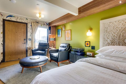 The Sun King at The Louie Boutique Motel, Walk to Everything! Dog Friendly! Motel in Newport