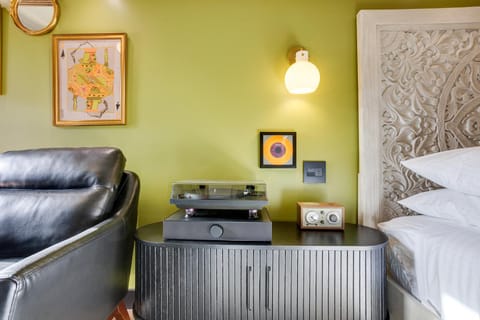 The Sun King at The Louie Boutique Motel, Walk to Everything! Dog Friendly! Motel in Newport