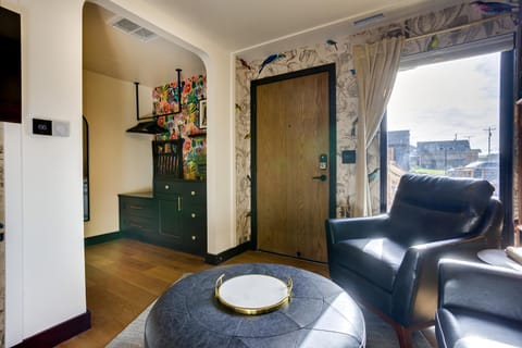 The Sun King at The Louie Boutique Motel, Walk to Everything! Dog Friendly! Motel in Newport