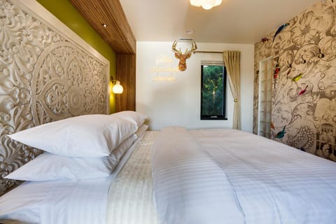 The Sun King at The Louie Boutique Motel, Walk to Everything! Dog Friendly! Motel in Newport