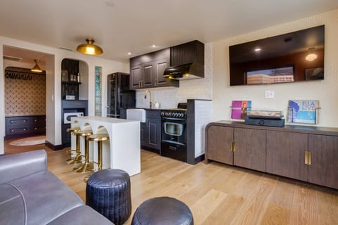 The Armstrong at The Louie Boutique Motel, Walk to Everything! Dog Friendly! Motel in Newport