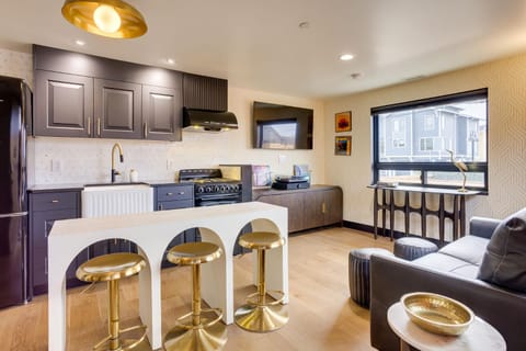 The Armstrong at The Louie Boutique Motel, Walk to Everything! Dog Friendly! Motel in Newport