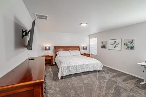 4-Bed Pet-Friendly Retreat - Grill & Playground! House in Caldwell