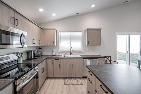 4-Bed Pet-Friendly Retreat - Grill & Playground! House in Caldwell