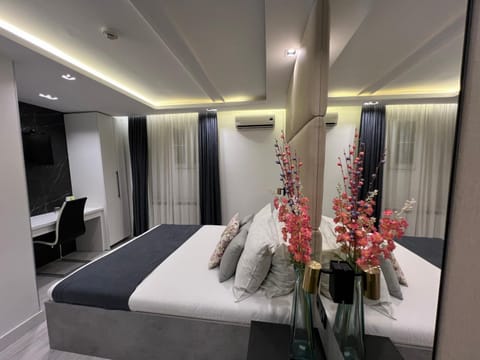 Bed, Photo of the whole room, Seating area, Bedroom