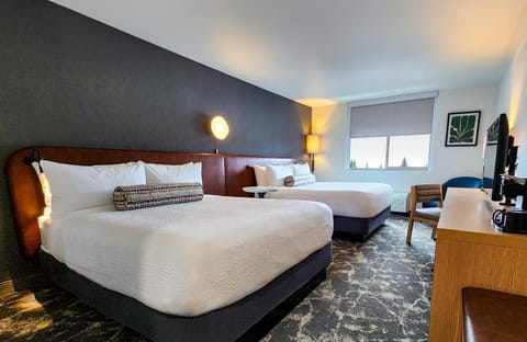 Bed, Photo of the whole room, Decorative detail, Decorative detail, Seating area, Guests