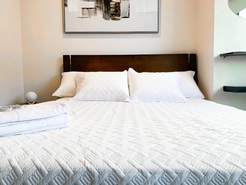 Bed, TV and multimedia, Photo of the whole room, Bedroom, River view, towels, air conditioner