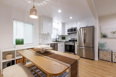 Kitchen or kitchenette, Living room, Seating area, Dining area, dishwasher, oven, pet friendly, stove, toaster