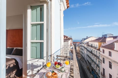 Day, Natural landscape, View (from property/room), Balcony/Terrace, Dining area, City view