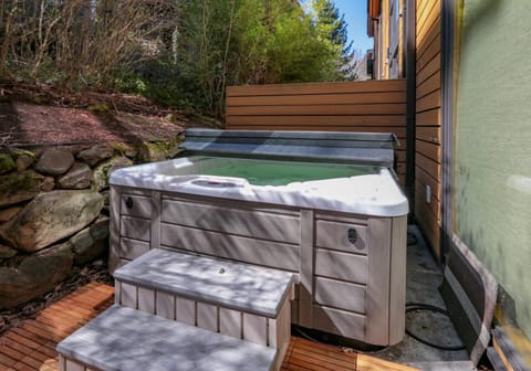 Four - River View Hot tub Luxurious Downtown Loft House in Hood River