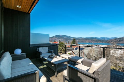 Four - River View Hot tub Luxurious Downtown Loft House in Hood River