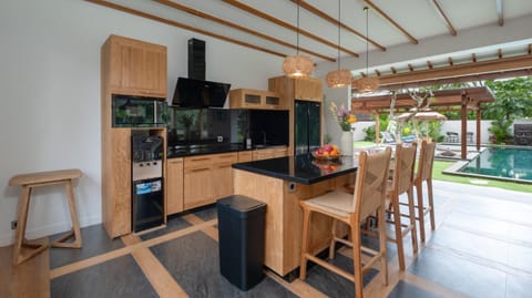 Kitchen or kitchenette, Dining area, Pool view, minibar