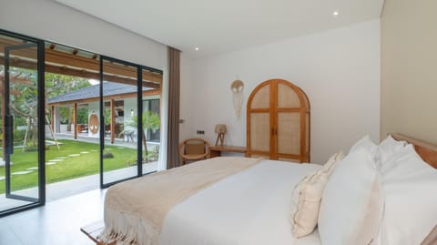 Bed, Garden, Photo of the whole room, Bedroom, Garden view