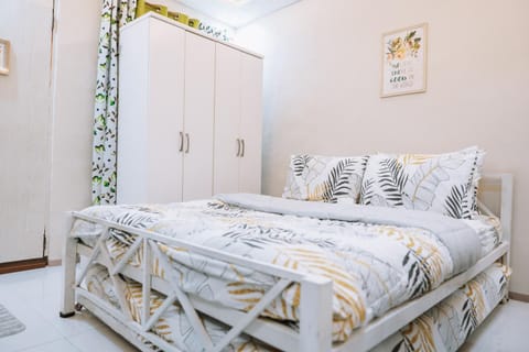 Bed, Bedroom, towels, wardrobe