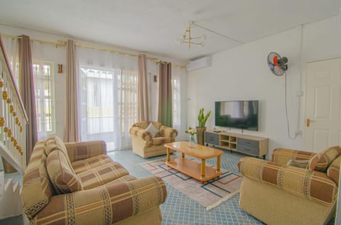 Communal lounge/ TV room, TV and multimedia, Living room, air conditioner