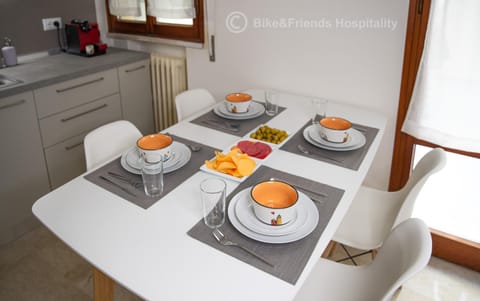 Kitchen or kitchenette, Food and drinks, Dining area, Food, Breakfast