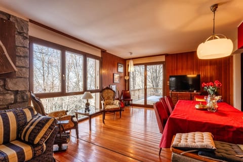 Communal lounge/ TV room, TV and multimedia, Living room, Seating area, Dining area, Evening entertainment