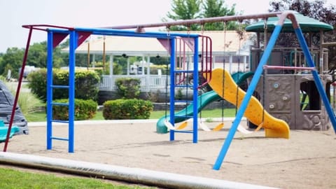 Stunning 4BR Cabin Retreat with Expansive Deck Cabin in Indiana