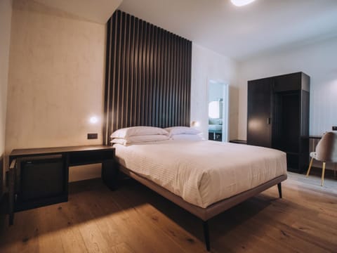 Bed, Photo of the whole room, Bedroom, minibar, wardrobe