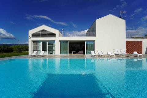 Property building, Day, Pool view, Swimming pool, Swimming pool, sunbed