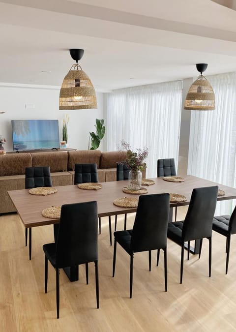 TV and multimedia, Living room, Seating area, Dining area