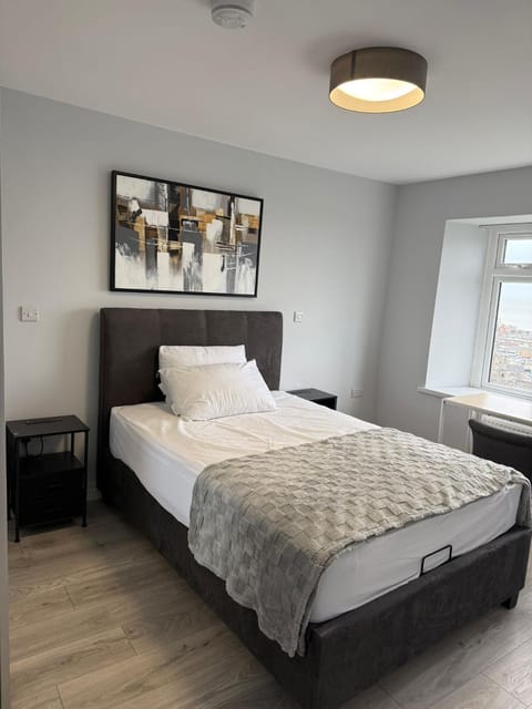 Heavenly 1 -Bedroom Retreat with Stunning sea & Garden Vistas Apartment in Swansea