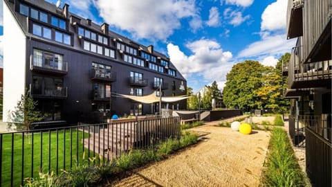 Property building, Spring, Day, Natural landscape, Garden, Balcony/Terrace
