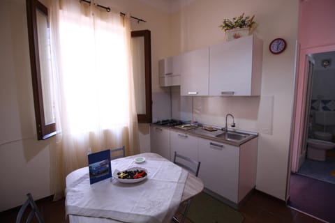 Coffee/tea facilities, Kitchen or kitchenette, Dining area