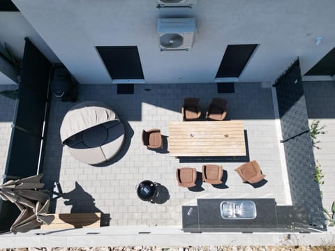 Day, BBQ facilities, Seating area