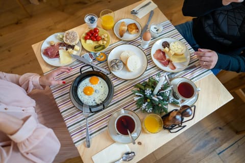 Decorative detail, Food, Breakfast, Continental breakfast, Drinks, group of guests, heating, internet