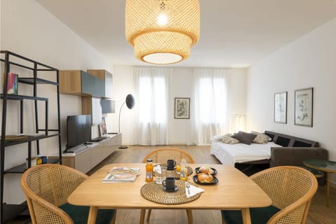 TV and multimedia, Living room, Seating area, Dining area