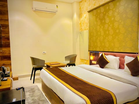 Bed, Photo of the whole room, Seating area, Bedroom