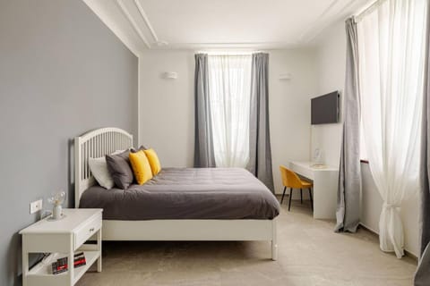 Bed, TV and multimedia, Photo of the whole room, Evening entertainment, Bedroom, heating, heating, internet, internet, wardrobe, air conditioner, air conditioner
