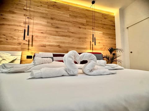 Bed, Photo of the whole room, Bedroom, towels