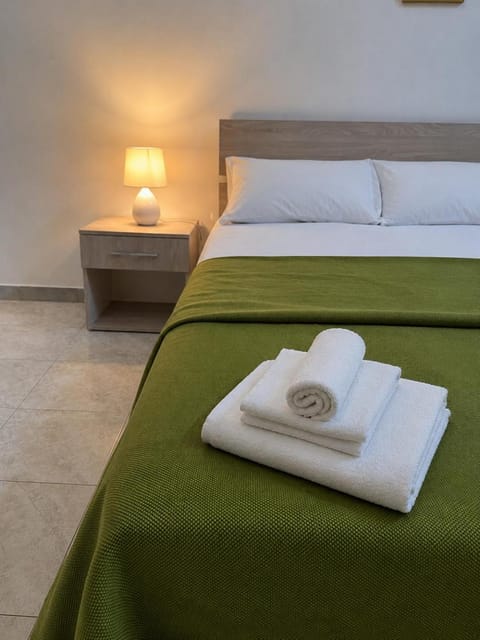 Bed, Photo of the whole room, Bedroom, towels