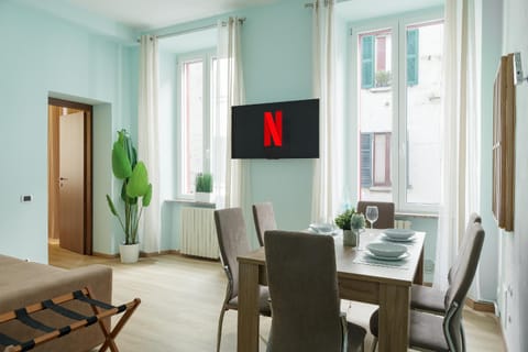 Communal lounge/ TV room, TV and multimedia, Living room, Seating area, Dining area, Evening entertainment, hair dresser