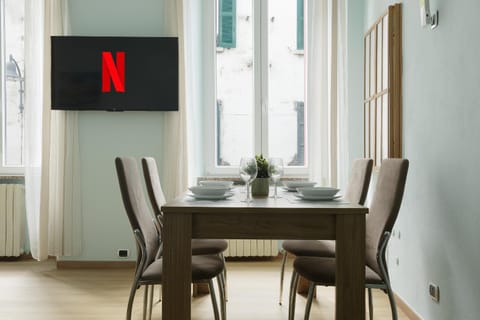 Communal lounge/ TV room, TV and multimedia, Living room, Seating area, Dining area, Evening entertainment