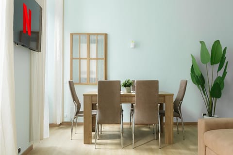 TV and multimedia, Living room, Seating area, Dining area