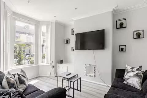 Communal lounge/ TV room, TV and multimedia, Living room, Seating area