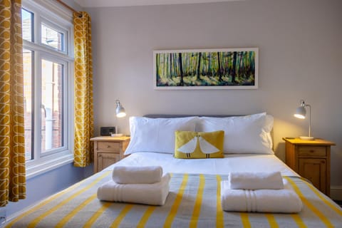 Bed, Bedroom, towels