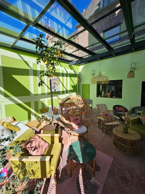 Restaurant/places to eat, Restaurant/places to eat, Lounge or bar