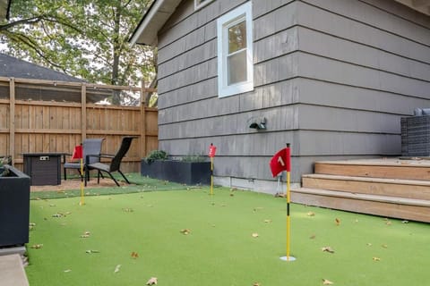 Memphis Soul Retreat Putting Green & Games House in Memphis