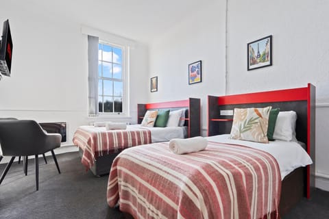 Bed, TV and multimedia, Photo of the whole room, Bedroom