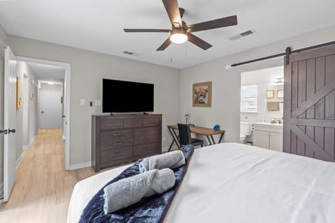 Bed, TV and multimedia, Bedroom