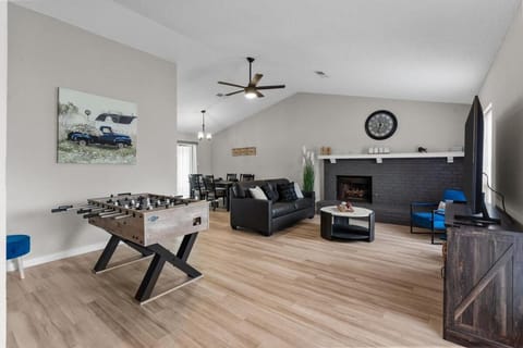 Living room, Seating area, Dining area, fireplace