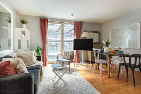 Communal lounge/ TV room, TV and multimedia, Living room, Seating area, Dining area, Evening entertainment