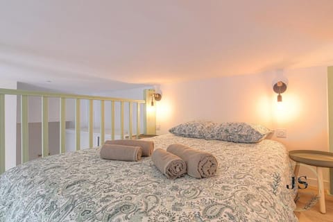 Bed, Bedroom, towels