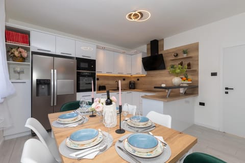 TV and multimedia, Kitchen or kitchenette, Food and drinks, Dining area, Food, minibar, oven, pet friendly, stove