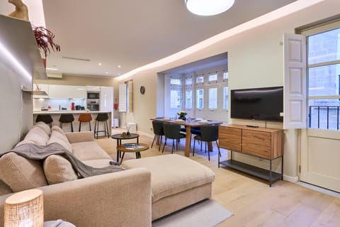 TV and multimedia, Kitchen or kitchenette, Living room, Seating area, Evening entertainment