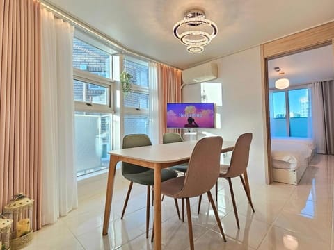 Communal lounge/ TV room, TV and multimedia, Living room, Seating area, Dining area, Evening entertainment, air conditioner